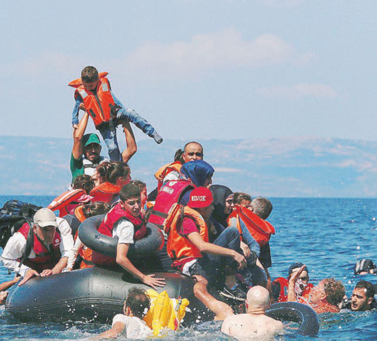 Copertina di “Vanno aiutati subito, altro che a casa loro”