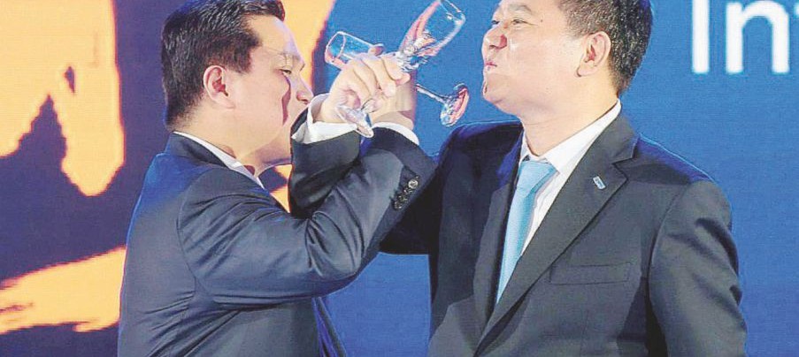 Brindisi d’intesa - Erick Thohir a Zhang Jindong incrociano i bicchieri alla fine della conferenza stampa - LaPresse Inter cinese, pioggia di yuan sulla Milano sponda nerazzurra