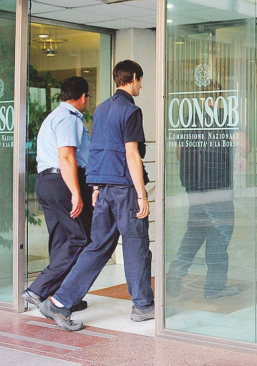 Dai ritardi su Mps ai bond rifilati ai clienti ignari: la vigilanza distratta dell’ex deputato