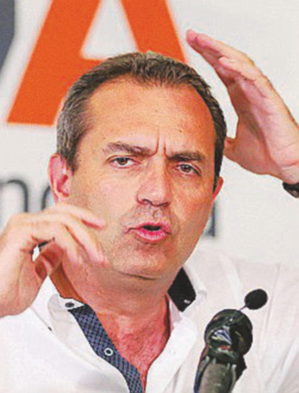 Valente non si schiera. De Magistris al 2° turno punta sui grillini