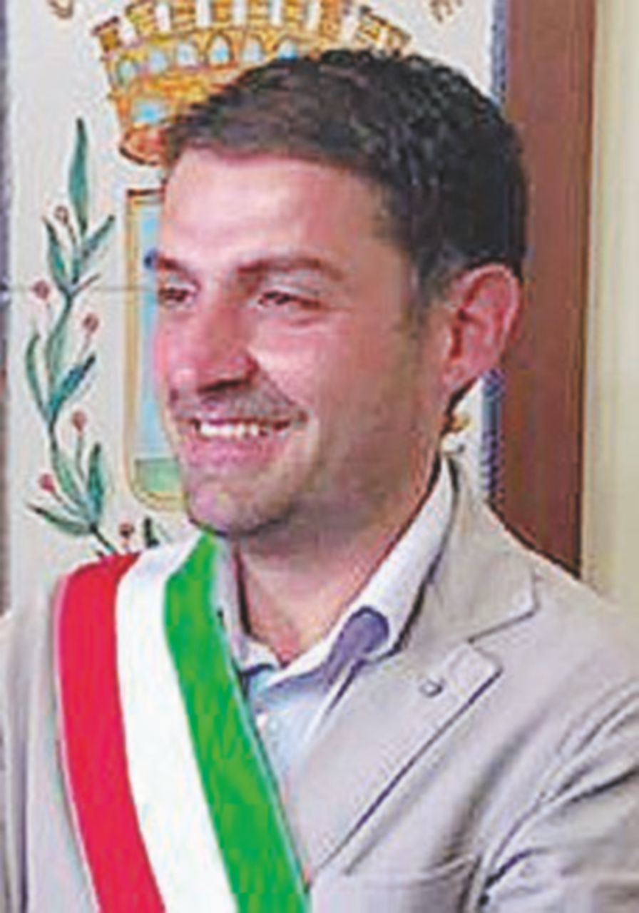 Accusato di legami con la camorra, si era dimesso: ora ritorna