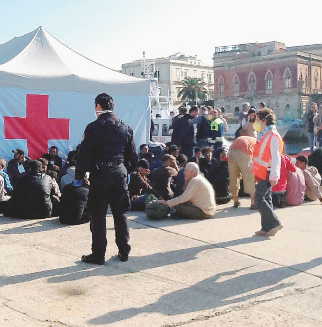 Copertina di Affari sui migranti in nome del Papa: Buzzi boys nei guai