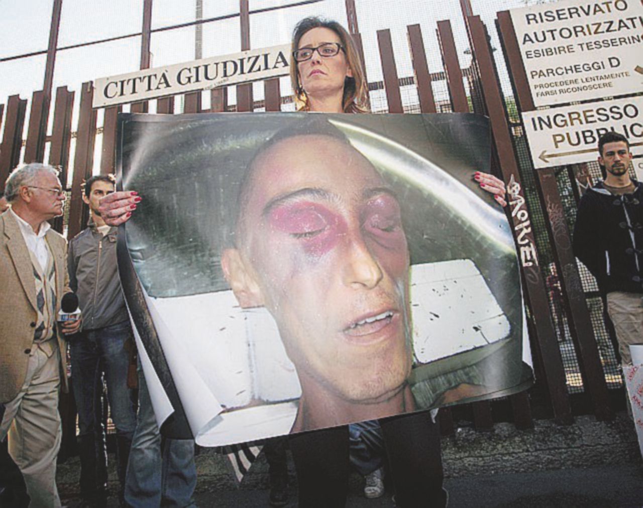 Copertina di “Cucchi è stato torturato come Regeni”