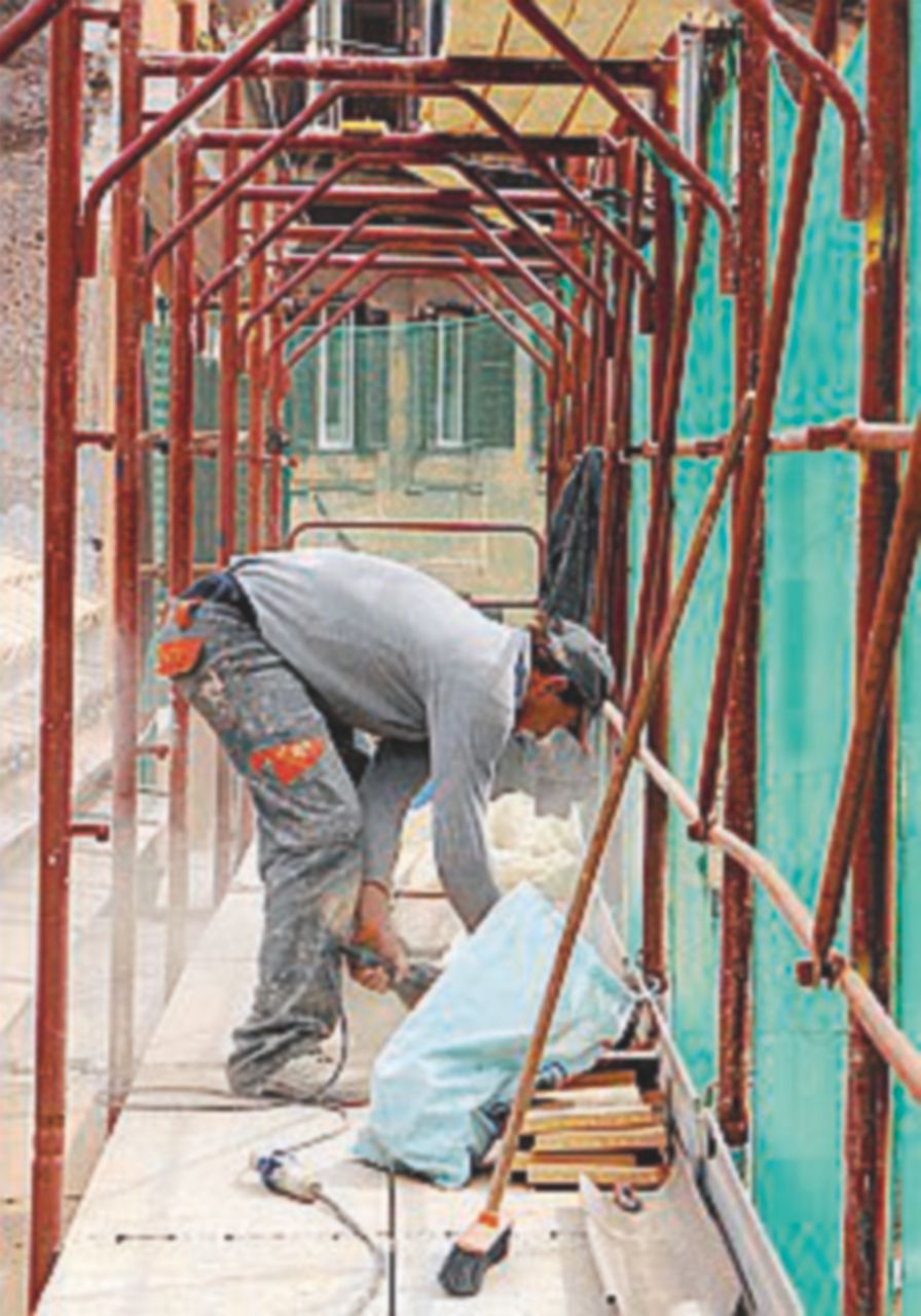 L’Istat: 242 mila occupati in più. Soprattutto over 50