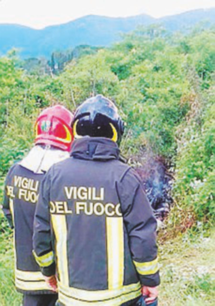 Si lanciano sette paracadutisti e poi l’aereo si schianta