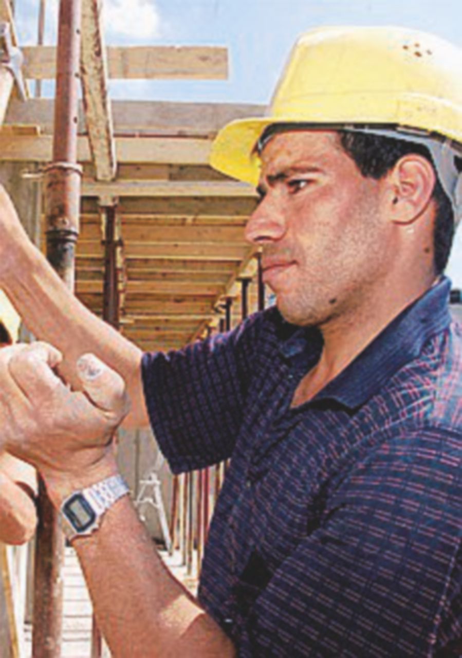 Cgil: un immigrato guadagna 362 euro in meno degli italiani