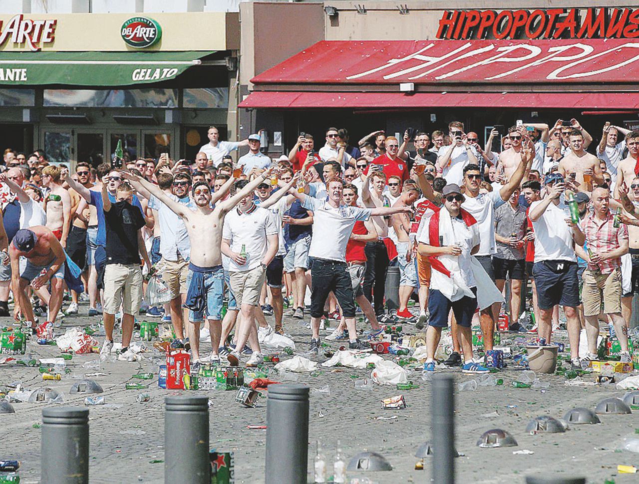 Marsiglia, il match è fuori dallo stadio: botte e feriti
