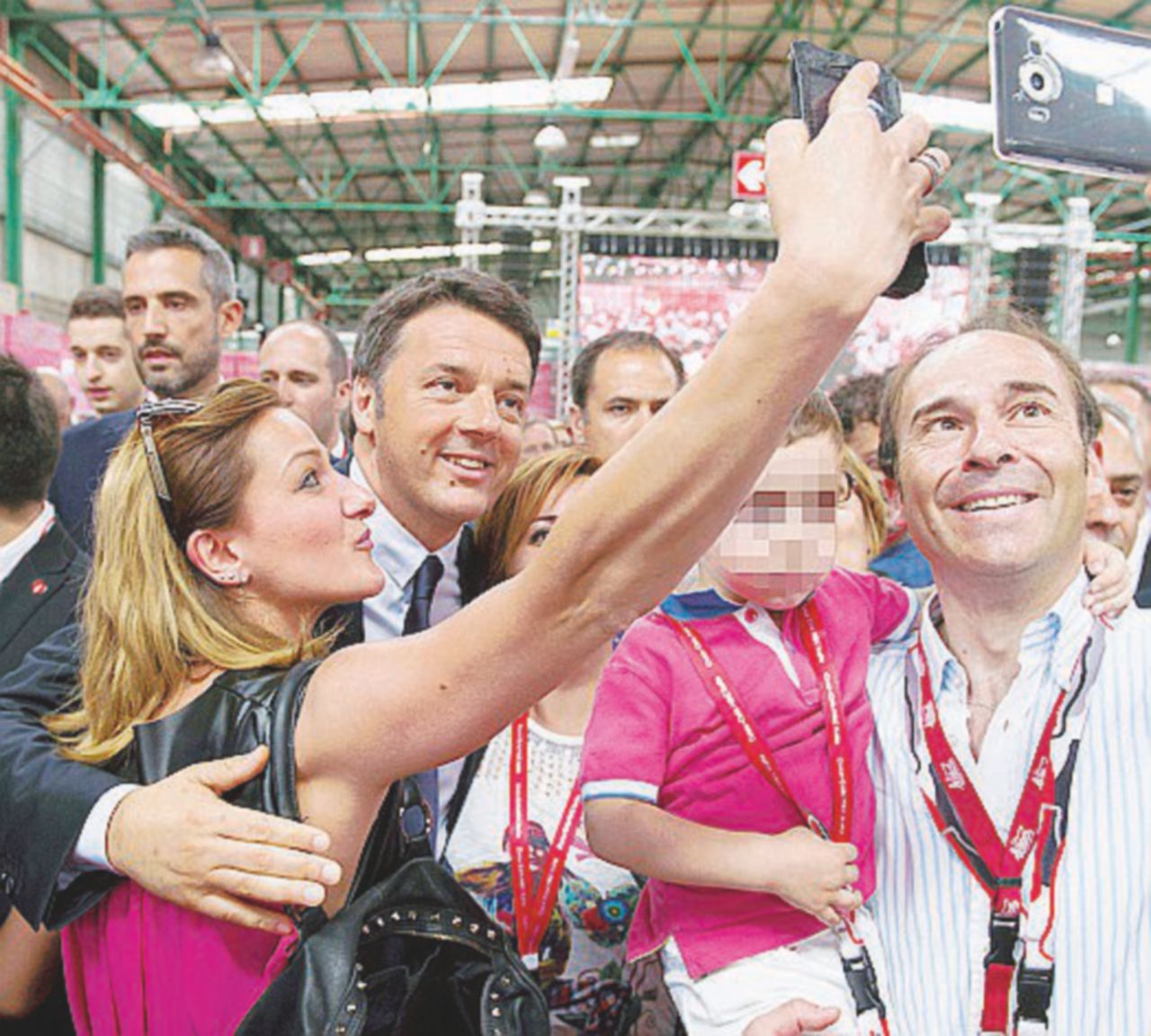 Gasato - Renzi ieri in visita allo stabilimento della Coca Cola - Ansa Renzi alla Coca-Cola, brindisi per il candidato del “Mattino”