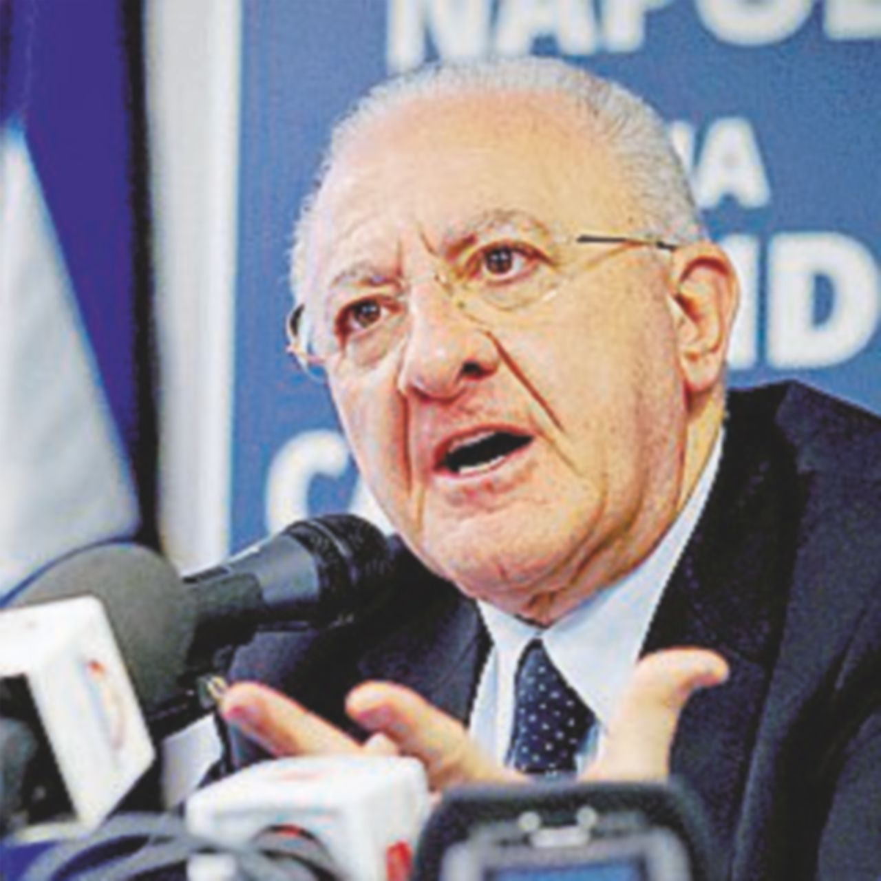 De Luca, insostenibile arroganza del potere