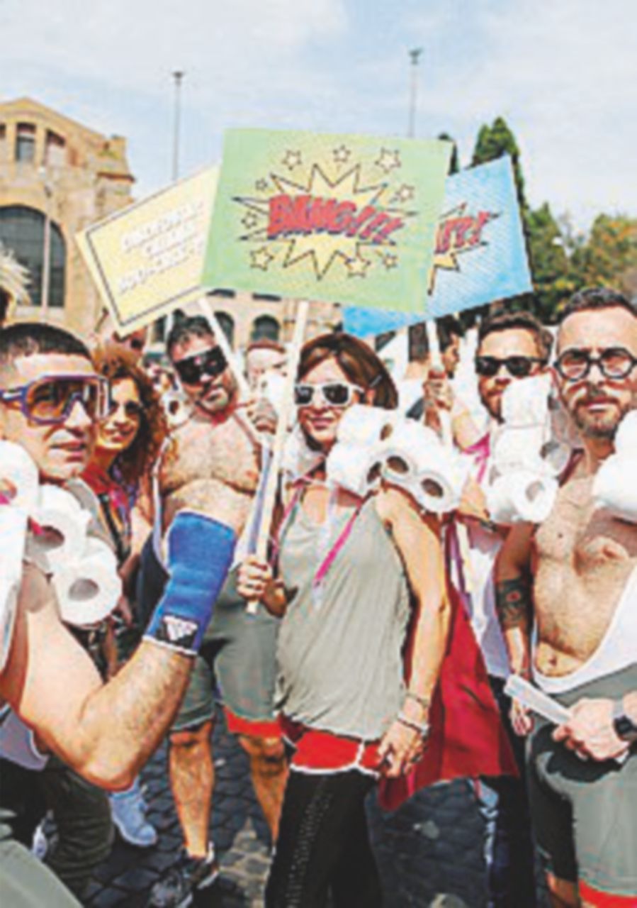Roma Pride, 700 mila in strada: “Renzi sposi la prima coppia gay”