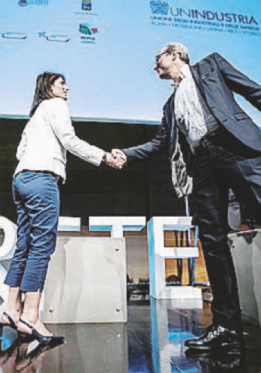 Oggi il confronto in Rai. Raggi: “Bomba pronta contro il M5s”