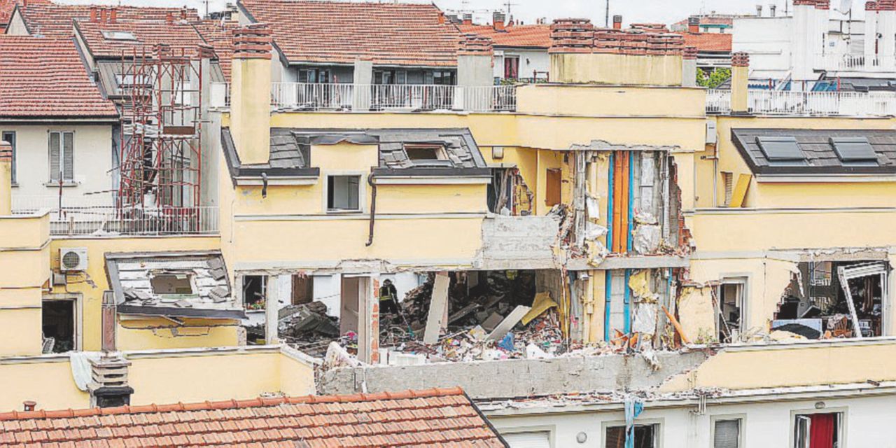 Esplosione sventra un palazzo:  tre morti