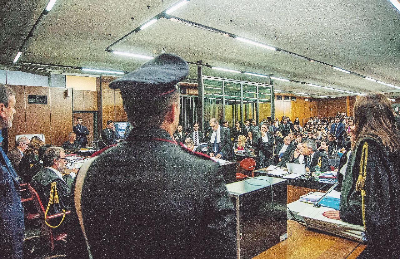 Copertina di Mafia Capitale,  nominano Carminati e il pentito vomita durante il processo