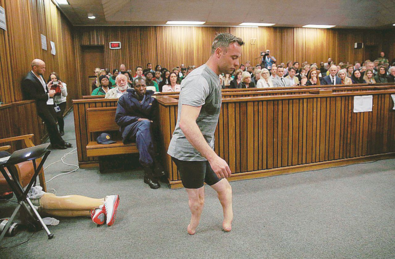 Pistorius cammina in aula senza protesi