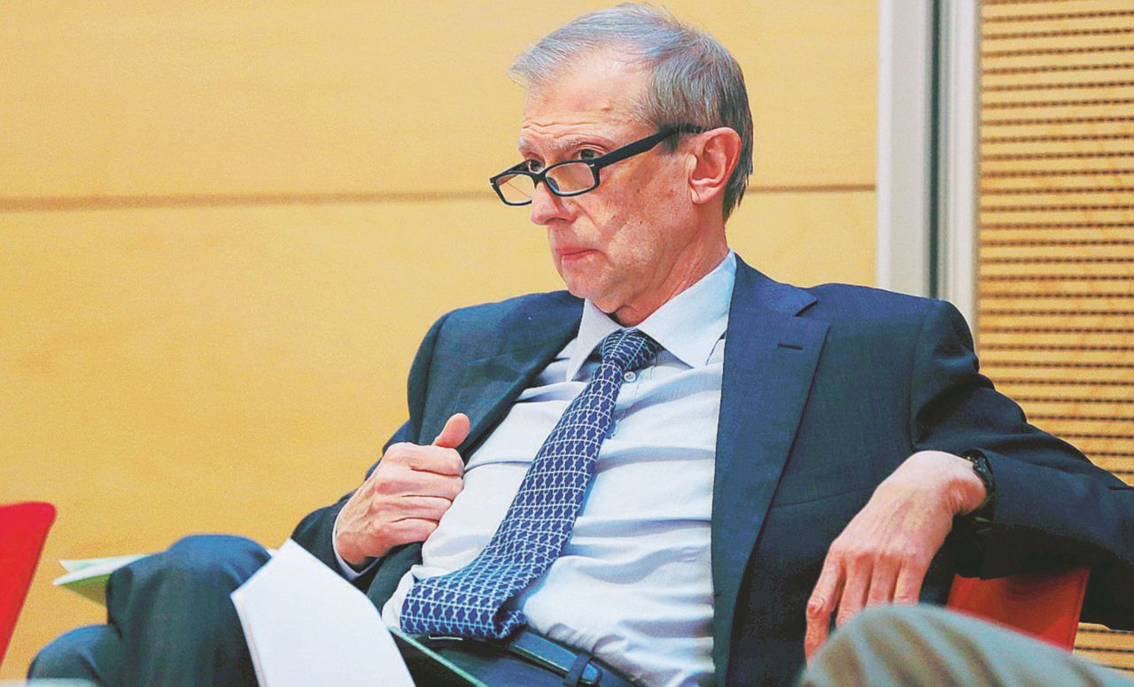 Copertina di I poveri stanno con la manager contro il comunista