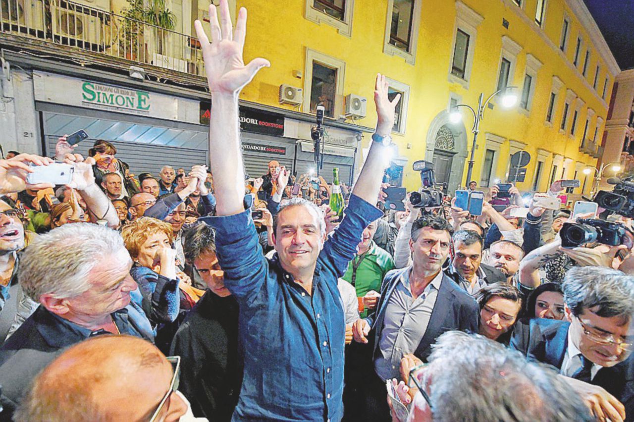 De Magistris fa il bis e “apre” ai dem