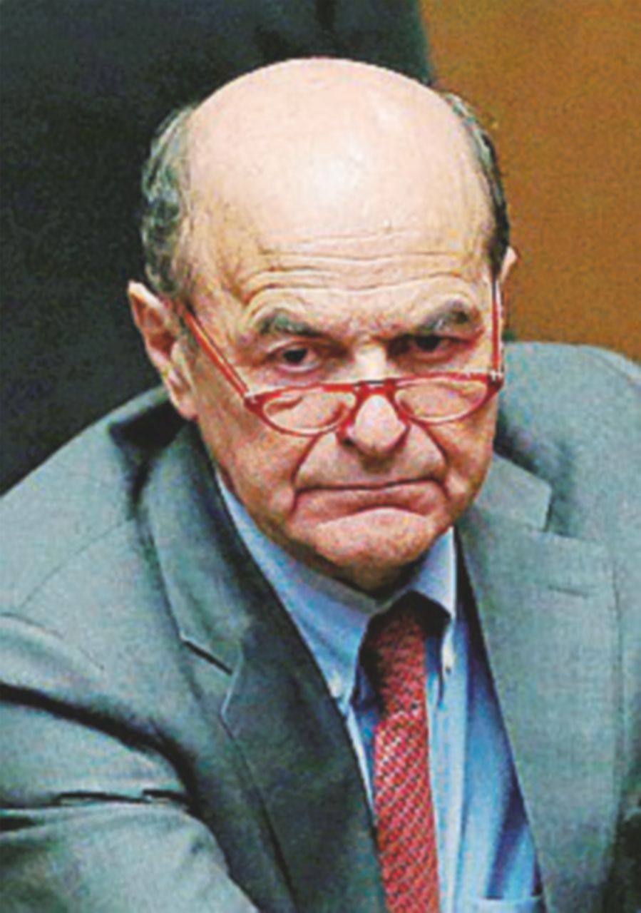 Bersani: “Ormai  di periferie si occupa solo il Papa. E il Pd?”