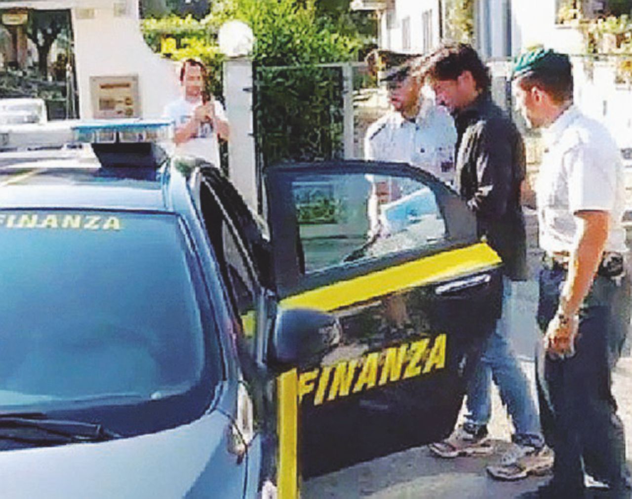 Copertina di Rieletto da tre giorni: arrestato per tangenti