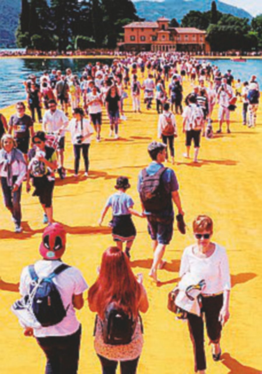 Christo, altro giorno di passione per i fan dei ponti galleggianti