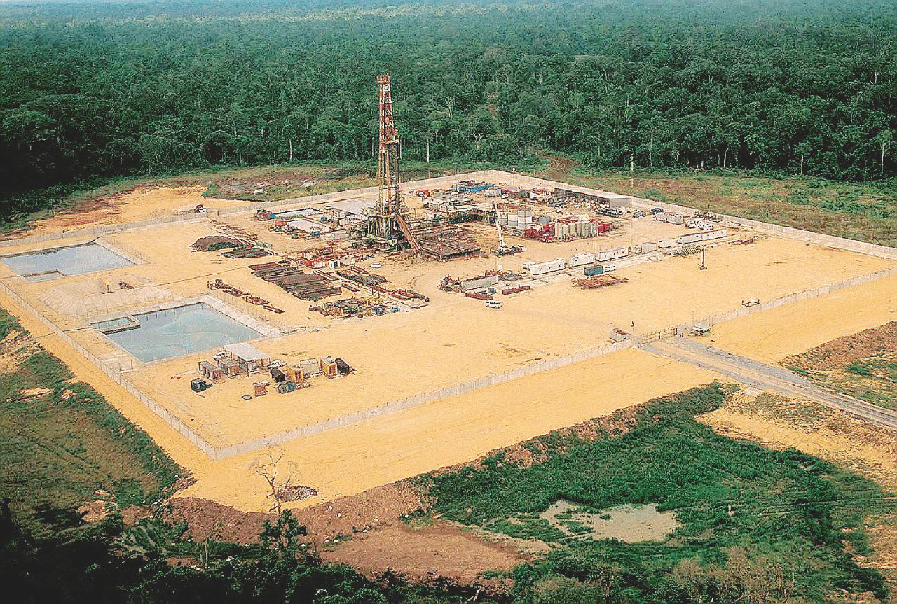 Copertina di Eni, due dossier identici in procura per fare partire le indagini sul presunto complotto