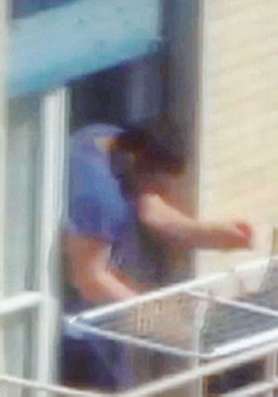 Il boss si affaccia perché fa caldo. E finisce in cella