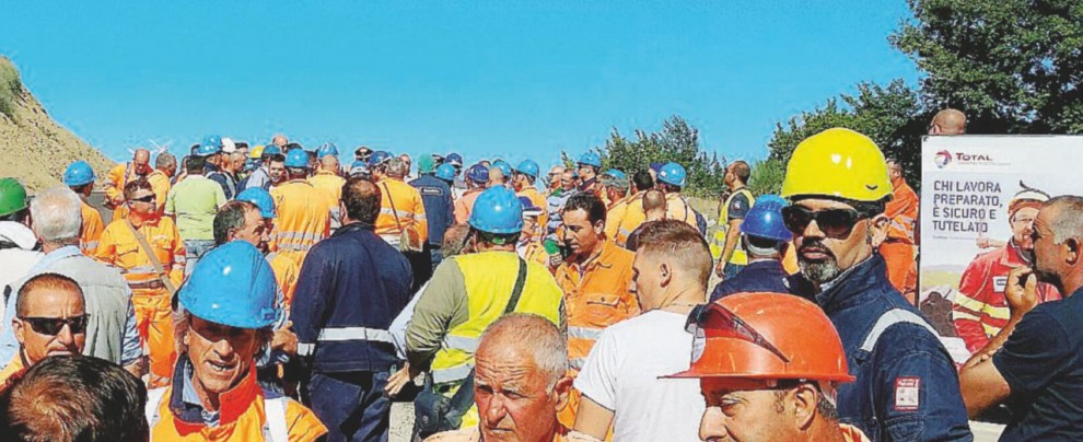Gli operai italiani bloccano i romeni davanti alla Total Gli operai italiani bloccano i romeni davanti alla Total