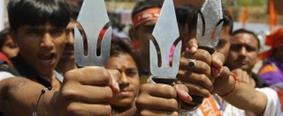 Copertina di India, estremisti hindu pestano due musulmani e li obbligano a mangiare polpette di sterco di bovino
