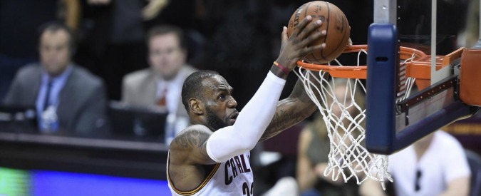 Copertina di Nba, Cleveland Cavs batte Golden State 115-101: LeBron James trascina i suoi. Ora la serie sul 3-3 – Foto e Video