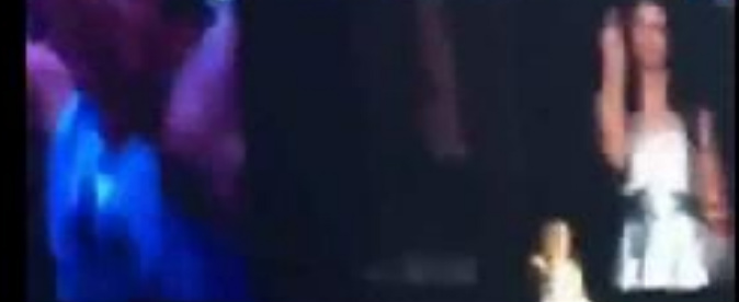 Laura Pausini mostra il dito medio sul palco di San Siro: “Allo stronzo che diceva non ci sarebbe stato nessuno”