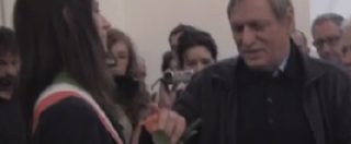 Copertina di Roma, Don Ciotti alla Raggi: “Ti regalo una rosa, è un segno di incoraggiamento”