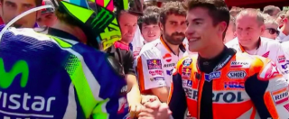 Copertina di MotoGp Catalogna, Rossi vince il duello con Marquez e poi stretta di mano. Il Dottore: “La vittoria è per Salom” – Foto