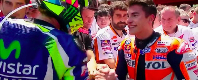 Copertina di MotoGp Catalogna, Rossi vince il duello con Marquez e poi stretta di mano. Il Dottore: “La vittoria è per Salom” – Foto