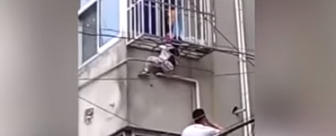 Copertina di Cina, altro bambino sospeso nel vuoto con la testa incastrata. Salvato dai passanti