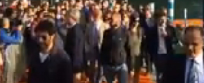 Copertina di Passerella lago d’Iseo, il video dei fischi all’arrivo del ministro Boschi