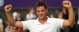 Copertina di Wimbledon 2016, la favola del maestro di tennis Marcus Willis: in campo contro Federer grazie alla fidanzata – Foto