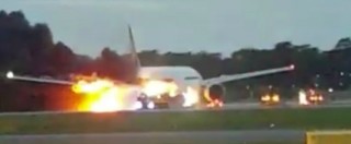 Copertina di Singapore Airlines, volo per Milano in fiamme: motore e ala prendono fuoco