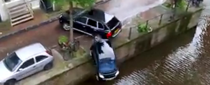 Copertina di Amsterdam, folle inseguimento tra polizia e Suv. Ma durante le riprese del film qualcosa va storto