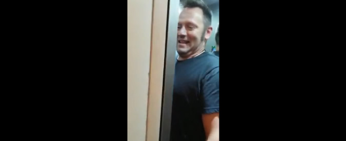 Copertina di Ascensori: se rimaneste chiusi in questo? L’ilarità di tre turisti a Parigi