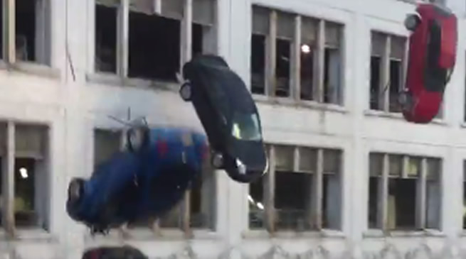 Copertina di Fast & Furious 8, panico in città: auto precipitano da palazzo. Ma è solo la scena inedita del film