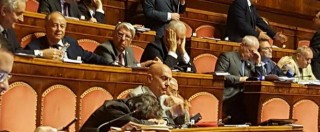 Copertina di Azzollini dorme al Senato, Quagliariello e Donno (M5s) ridono e lo fotografano