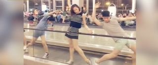 Copertina di L’aereo ritarda: ballerine incantano i passeggeri con una danza sul tapis roulant