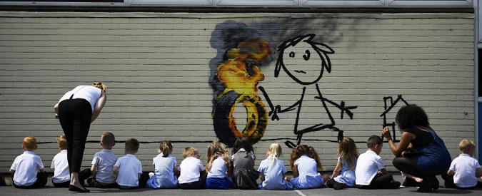 Copertina di Banksy che scavalca i muri come i bambini