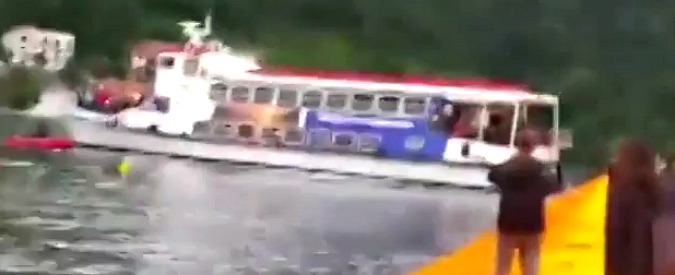 Copertina di Christo, che paura. Battello in rotta di collisione con la passerella sul lago: “Allontanatevi”