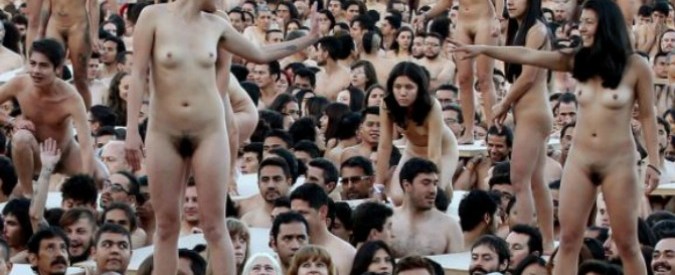 Seimila, nudi, radunati a Bogotà: così Spencer Tunick porta il suo messaggio di pace (FOTO E VIDEO)