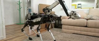 Copertina di Androidi, il nuovo robot della Boston Dynamics somiglia a un piccolo dinosauro. Ma scivola sulle bucce di banana