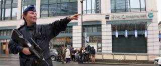 Copertina di Bruxelles, allarme bomba davanti a centro commerciale. Fermato un sospetto: “Aveva falsa cintura esplosiva”