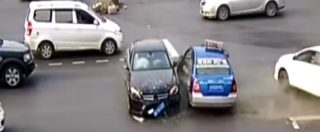 Copertina di Guidatore ubriaco passa col rosso per scappare dalla polizia cinese: investe 6 veicoli