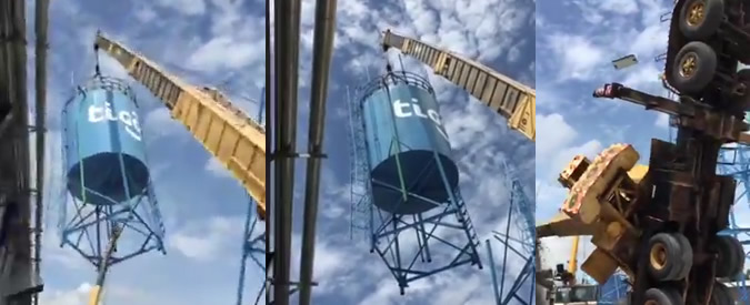 Copertina di Carico troppo pesante: camion gru si ribalta, distrutto un edificio e due auto in Guatemala