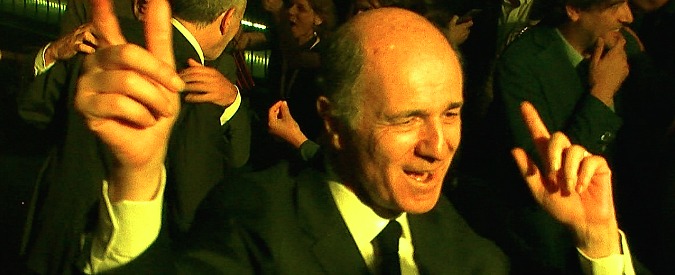 Copertina di Elezioni Milano, Parisi chiude in discoteca. Tra selfie e trenini… anvedi come balla Passera