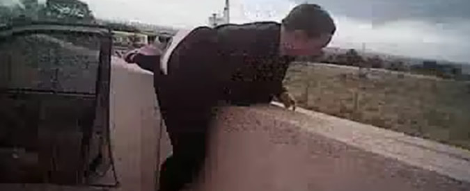 Copertina di Tenta suicidio dal cavalcavia: poliziotto americano la salva. Il video choc in soggettiva